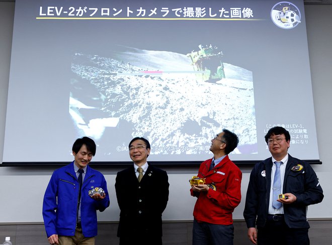 Daiči Hirano, Hitoši Kuninaka, Šiničiro Sakai in Masacugu Ocuki iz Jaxe so predstavili prve rezultate odprave, potem ko je Slim pristal na Luni. FOTO:  Kim Kyung-Hoon/Reuters

 