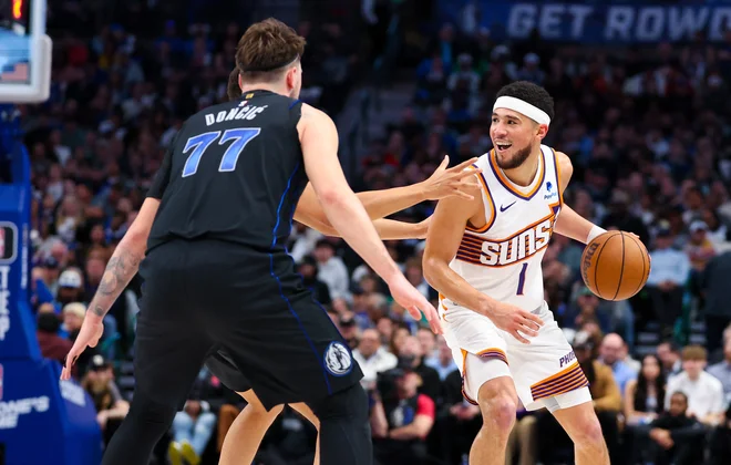 Tokrat je bil Devin Booker (z žogo) precej bolj nasmejan kot Luka Doncić. FOTO: Kevin Jairaj/USA Today Sports
