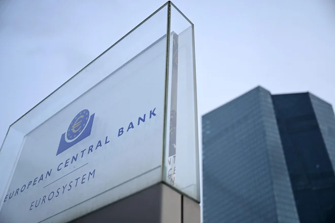 Svet ECB po rekordno hitrem dvigovanju obrestnih mer teh ni spreminjal tretjič zapored. Foto Kirill Kudryavtsev/AFP