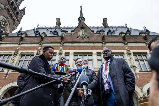 Južna Afrika je v tožbi predlagala več začasnih ukrepov, med katerimi najbolj izstopa ustavitev izraelske vojaške ofenzive v Gazi. FOTO: Remko De Waal/AFP