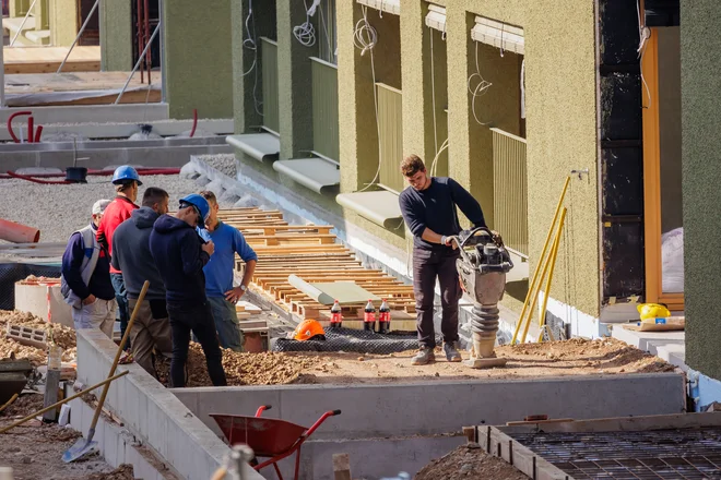Z lani pridobljenimi gradbenimi dovoljenji je predvidena gradnja 2782 enot v dvo-in večstanovanjskih stavbah. FOTO: Črt Piksi/Delo
