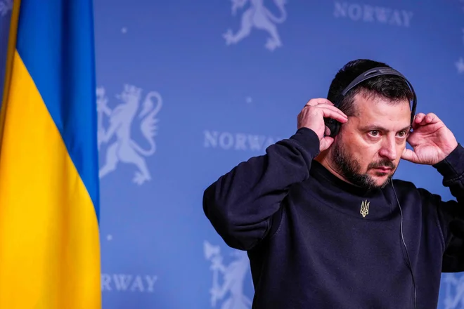 Vojno stanje prepoveduje izvedbo volitev in marca se Zelenskemu ne bo treba potegovati za novi mandat, toda čakajo ga izzivi na vseh frontah. FOTO: Džavad Parsa/AFP