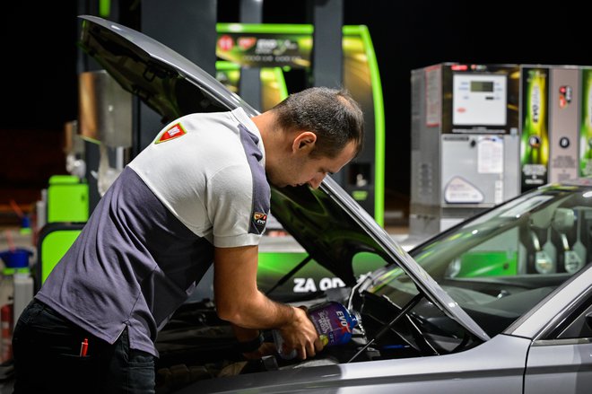Skrb za svoj avtomobil pokažemo z izbiro kakovostnega goriva in olja, ki ga privoščimo svojemu jeklenemu konjičku. FOTO: MOL Slovenija in MOL & INA