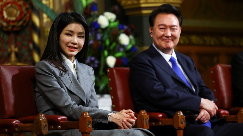 Fotografija: Južnokorejski predsednik ima politične težave zaradi svoje žene. In to ne prvič. Foto Hannah Mckay Reuters