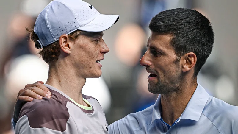 Novak Đoković je športno sprejel poraz in pozdravil 14 let mlajšega tekmeca. FOTO: Lillian Suwanrumpha/AFP