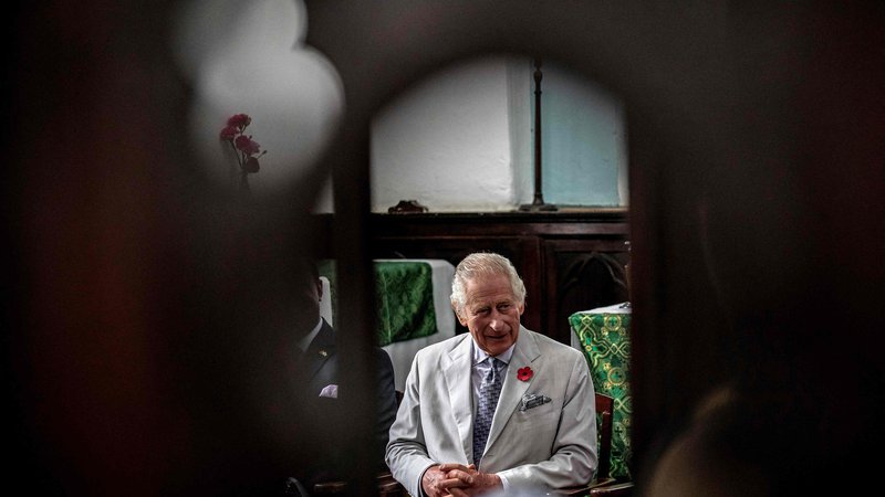 Fotografija: Britanskega kralja so zjutraj sprejeli v eno od londonskih bolnišnic na načrtovan zdravstveni poseg. FOTO Luis Tato/AFP
