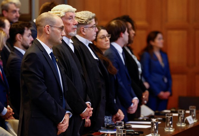 Predstavniki Izraela med današnjo obravnavo v Haagu. FOTO: Piroschka van de Wouw/Reuters
