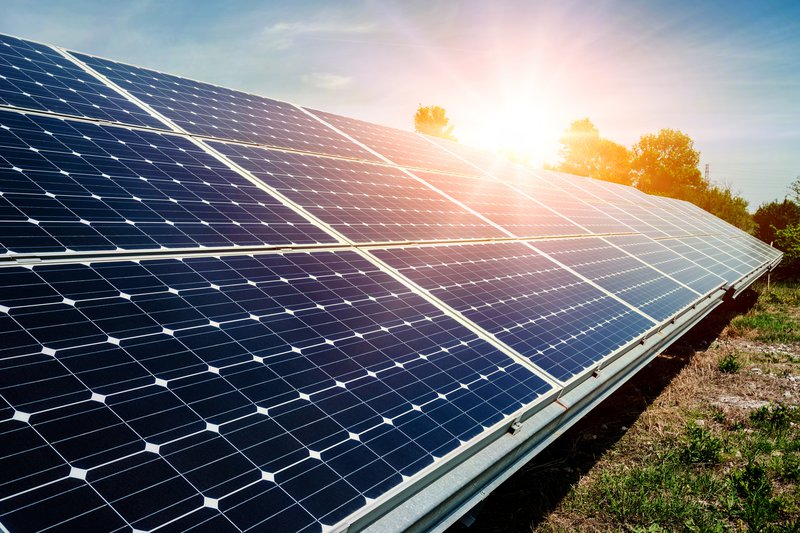 Fotografija: Nakup zelenih obveznic je odlična možnost, da ste kot vlagatelji udeleženi v zeleni preobrazbi, ki vključuje tudi proizvodnjo električne energije iz sonca. FOTO: Shutterstock