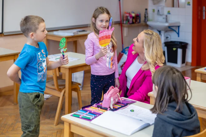 Prvošolčkom je z igro o Kiku in roki predstavila, kaj so neprimerni dotiki. Potem sta igro z lutkama, ki ju je naredila njena učenka, odigrala še učenca. FOTO: Črt Piksi