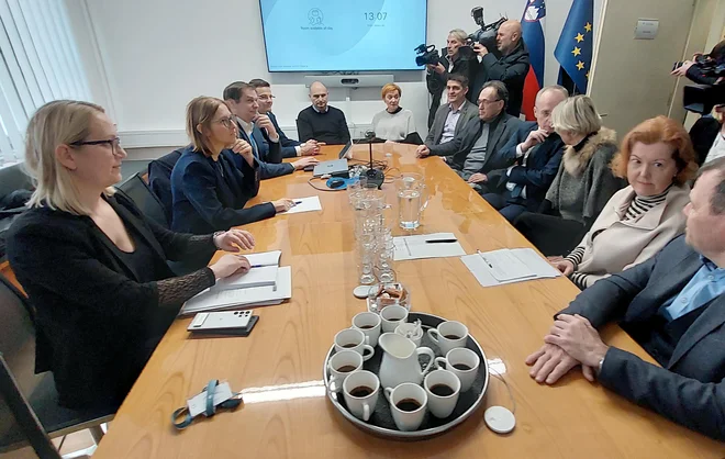 Ministrica za zdravje Valentina Prevolnik Rupel se je v zvezi s potekom dela v času stavke včeraj sestala z generalnima direktorjema obeh univerzitetnih kliničnih centrov, direktorji splošnih bolnišnic ter direktorjema zdravstvenih domov v Ljubljani in Mariboru. FOTO: Delo