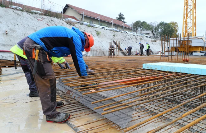 Kar 44 odstotkov gradbincev se sooča s pomanjkanjem usposobljenih delavcev FOTO: Dejan Javornik/Delo