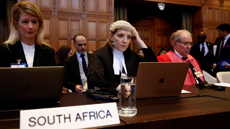 Fotografija: Južna Afrika se je odločila po pravni poti ukrepati zoper Izrael, tako da je na podlagi konvencije o preprečevanju in kaznovanju genocida vložila tožbo na Mednarodno sodišče pravice v Haagu. FOTO: Piroschka Van De Wouw/Reuters