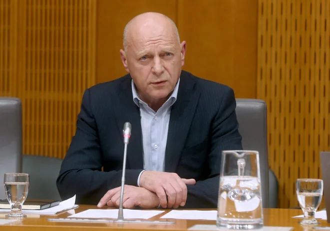 Minister za javno upravo Franc Props, ki vodi pogajanja z zdravniškim sindikatom,  je glede na pričakovanja, da bodo zdravniki zaostrili stavko, izrazil obžalovanje, da je prebivalstvo njihov živi ščit - predvsem ko gre za ranljive skupine. FOTO: Blaž Samec/Delo