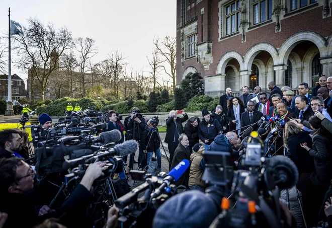 Južnaafriška zunanja ministrica Naledi Pandor med odgovarjanjem na vprašanja novinarjev pred sedežem Meddržavnega sodišča v Haagu FOTO: Remko De Waal/Afp