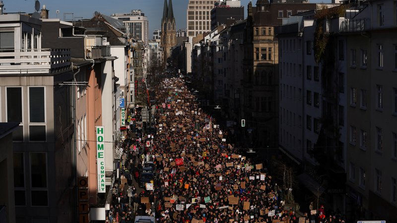 Fotografija: Zgolj v Düsseldorfu se je zbralo okrog 100.000 ljudi. FOTO: Thilo Schmuelgen/Reuters