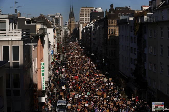Zgolj v Düsseldorfu se je zbralo okrog 100.000 ljudi. FOTO: Thilo Schmuelgen/Reuters