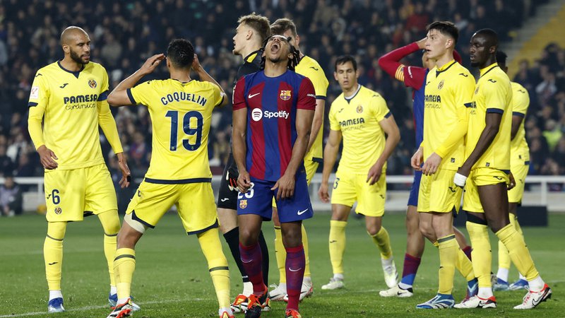 Fotografija: Igralci Villarreala so bili v zadnjih minutah igre dokaj mirni, tisti Barcelone obupani. FOTO: Albert Gea/Reuters