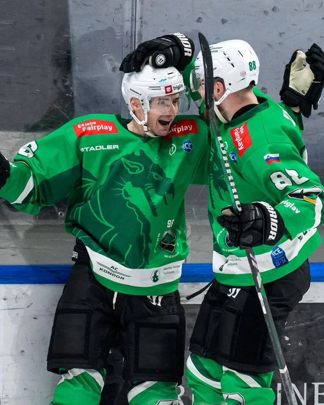 Zmaji so se veselili zmage nad Tirolci. FOTO: HK SŽ Olimpija