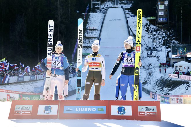 Na zmagovalnem odru sta bila Nika Prevc (v sredini) in Nika Križnar, levo Eva Pinkelnig. FOTO: Voranc Vogel