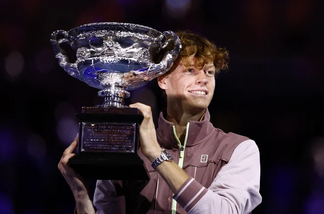 Jannik Sinner je prejel pokal. FOTO: Issei Kato/Reuters