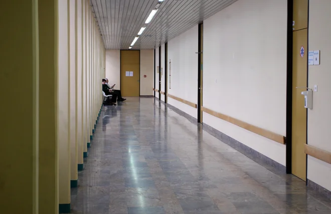 Tri četrtine ali 74 odstotkov prebivalcev svojemu splošnemu zdravniku zaupa, 58 odstotkov pa zaupa tudi osebju v zdravstvenem sistemu. FOTO: Tadej Regent/Delo