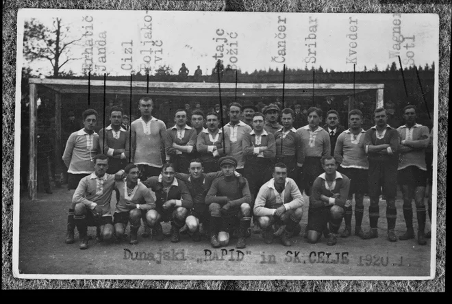 Konec leta 1919 je bil ustanovljen 1. slovenski športni klub Celje, glavno dejavnost je predstavljala nogometna sekcija. Leta 1920 so se Celjani odigrali prvo mednarodno prijateljsko tekmo z dunajskim Rapidom, ki so jo profesionalci iz Avstrije dobili z 8:1. FOTO: zasebna zbirka Fotografija je bila del razstave ob 100. obletnici nogometa v Celju.