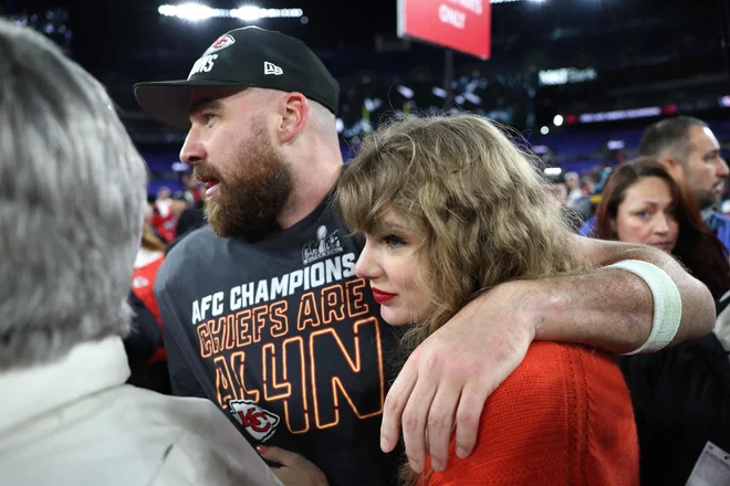 Travis Kelce in Taylor Swift FOTO: Patrick Smith/AFP