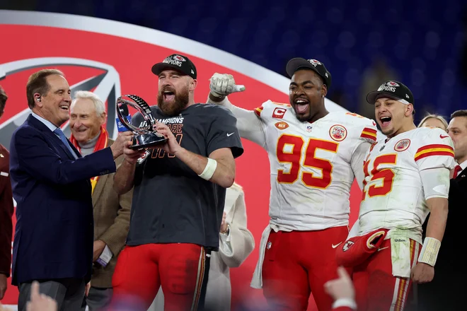 Travis Kelce (št. 87) in soigralci po veliki zmagi. FOTO: Rob Carr/AFP