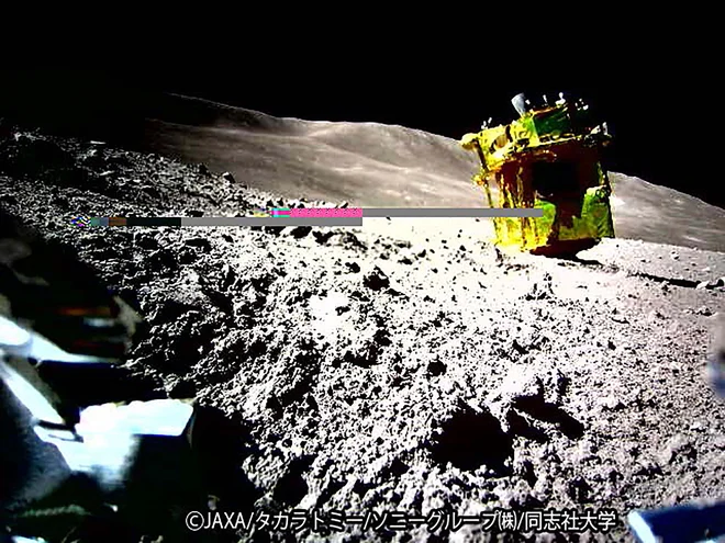 Pristajalnik Slim je fotografiral robotek Sora-Q, ki ga je tik pred pristankom načrtovano izvrglo iz plovila. FOTO: Jaxa/ Takara Tomy/AFP