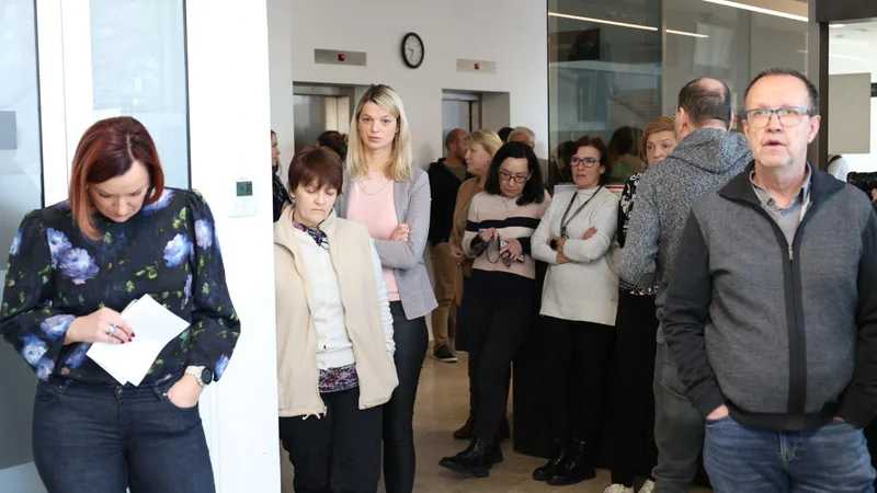 Današnja stavka na upravni enoti. FOTO: Črt Piksi