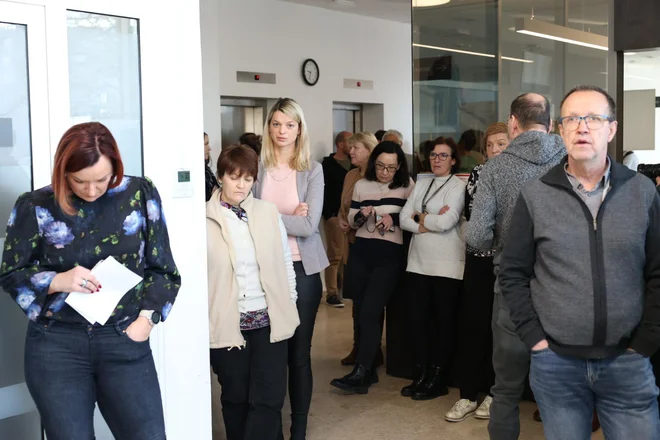 Današnja stavka na upravni enoti. FOTO: Črt Piksi