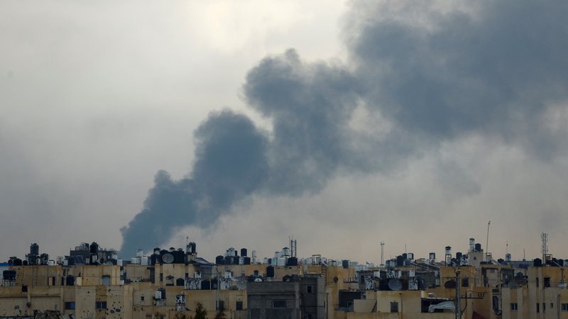 Fotografija: V Gazi se medtem nadaljujejo spopadi, število smrtnih žrtev med Palestinci pa se še naprej veča. FOTO: Mohammed Salem/Reuters