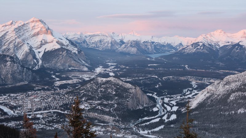 Fotografija: Pogled na gorsko mestece Banff, ki leži na nadmorski višini 1383 metrov in s svojimi devet tisoč prebivalci velja za najviše ležeče mesto v Kanadi. FOTO: Mateja Toplak