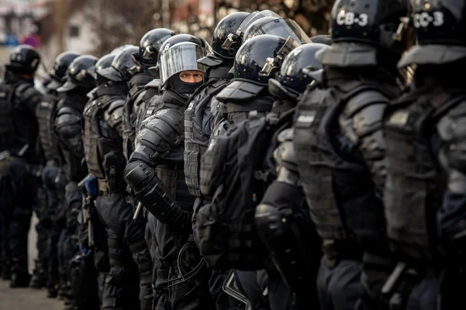 Izkustvo z nacističnim in fašističnim režimom, ko so bile civilnodružbene strategije brutalno zlorabljene, nas opozarja, da mora politično delovanje potekati v skladu z idealom vladavine prava. FOTO: Voranc Vogel/Delo