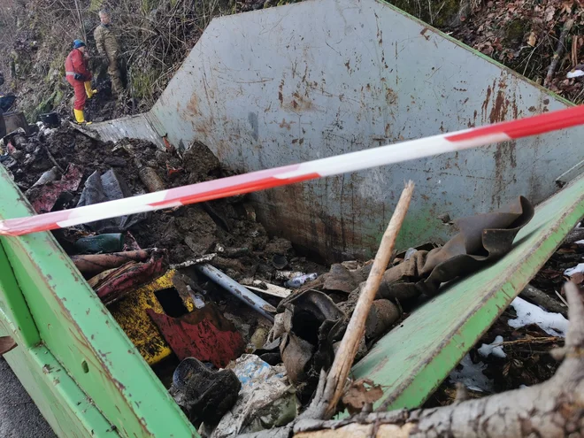Jamarke in jamarji klubov iz Novega mesta in Krke so napolnili dva takšna kontejnerja. FOTO: Saša Senica