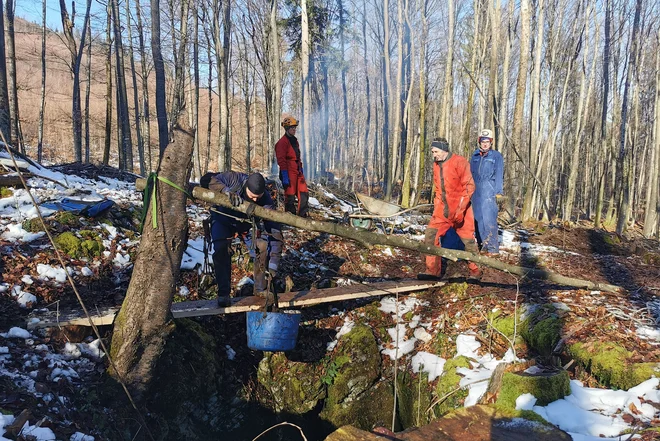 V Breznu na ovinku bodo preostale odpadke izvlekli na čistilni akciji v prihodnjih dneh. FOTO: Saša Senica

 