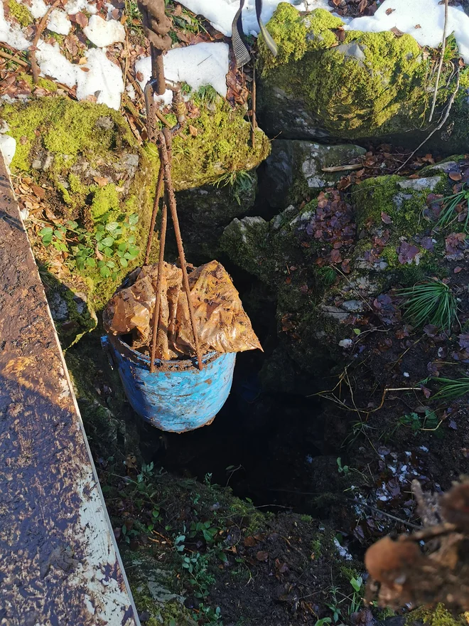 Tako so vlekli smeti iz Brezna v ovinku. FOTO: Saša Senica

 