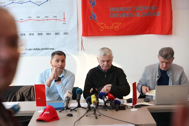 »Na ministrstvu za javno upravo so nam obljubljali nebesa na zemlji, češ da bodo kadrovsko okrepili upravne enote  ter poskrbeli za materialno in prostorsko stisko uslužbencev. Nič se ni zgodilo,« pravijo sindikalisti. FOTO: Črt Piksi/Delo