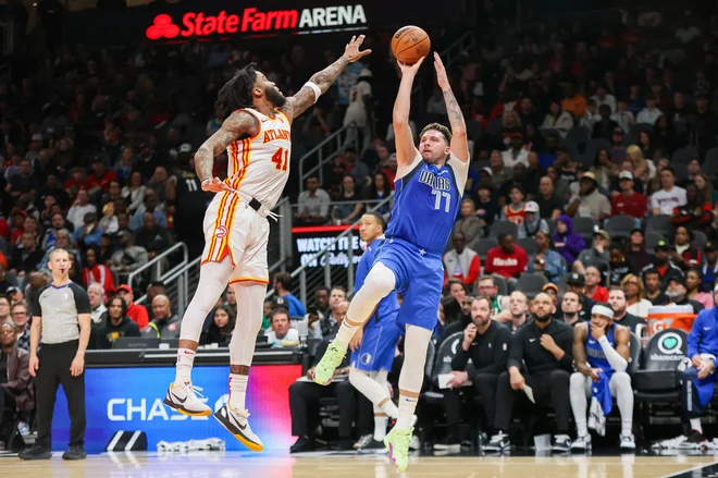 Luka Dončić je poskrbel za magičen večer v State Farm Areni. Atlanta ni imela rešitve za 24-letnega Ljubljančana, ki je dosegel 73 točk, kar je nov klubski rekord in četrti dosežek v zgodovini Lige NBA. Hawksi so izgubili proti Mavericksom s 143:148. Foto: Brett Davis/Reuters 