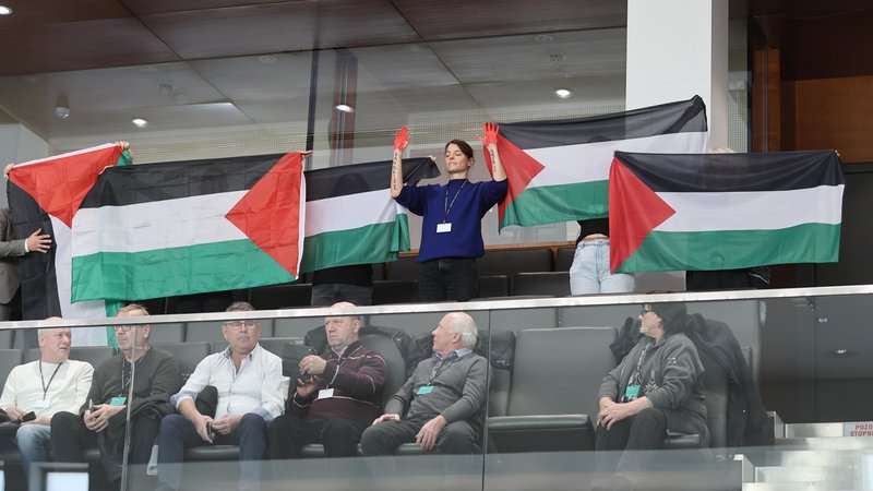 Fotografija: Protest v podporo Palestini na današnji seji državnega zbora. FOTO: Jože Suhadolnik