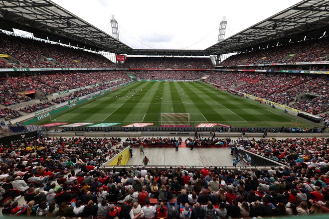 RheinEnergieStadion lahko sprejme skoraj 50.000 gledalcev. FOTO: Thilo Schmuelgen/Reuters