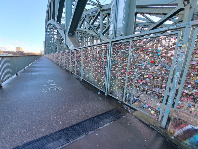 Sprehod po mostu Hohenzollernbrücke je zabaven. FOTO: P. Z.