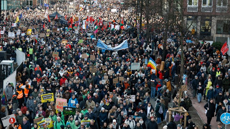 Fotografija: Tudi ta konec tedna so se nadaljevale množične demonstracije proti skrajno desni AfD. Na fotografiji protestniki v Hamburgu.

FOTO: Morris Mac Matzen/AFP
