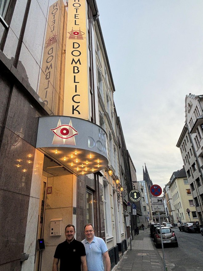 Lastnika hotela DomBlick, brata Danijel in Denis Okić, se veselita nogometnih gostov iz sedmih držav, ki bodo igrale v Kölnu. FOTO: P. Z.