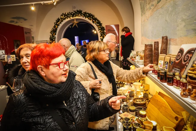 V muzejski trgovini je pogosto zelo živahno. FOTO: Simon Lorenčič