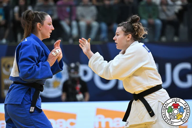 Metka Lobnik (desno) je morala na Portugalskem priznati premoč zgolj Nemki Anni Monti Olek (levo). FOTO: Tamara Kulumbegashvili/IJF