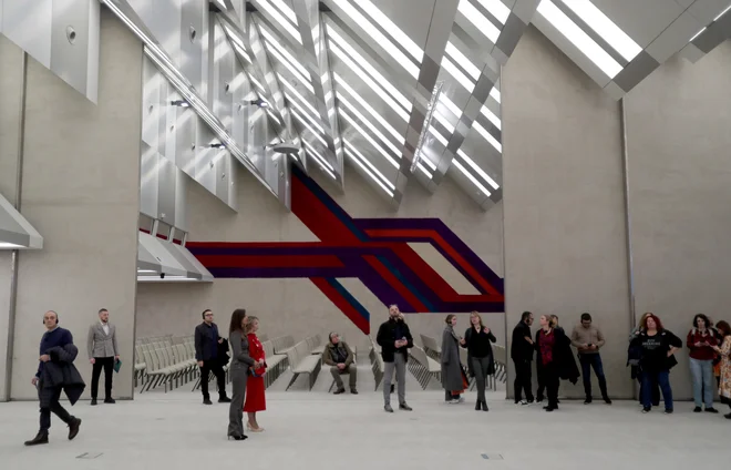 Pri prenovi spomeniško zaščitenega Sava Centra v Beogradu so morali dosledno upoštevati smernice varuhov kulturne dediščine, zato tudi po prenovi na steni ostaja prepoznavna tapiserija. Foto: Blaž Samec