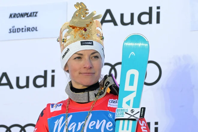 Lara Gut-Behrami s trofejo za zmagovalko. FOTO: Tiziana Fabi/AFP