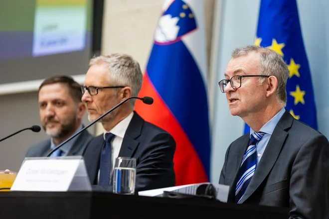 Vodja misije IMF Donal McGettigan (desno) je ugotovitve in priporočila predstavil v družbi guvernerja Banke Slovenije Boštjana Vasleta in finančnega ministra Klemna Boštjančiča. FOTO: Črt Piksi/Delo