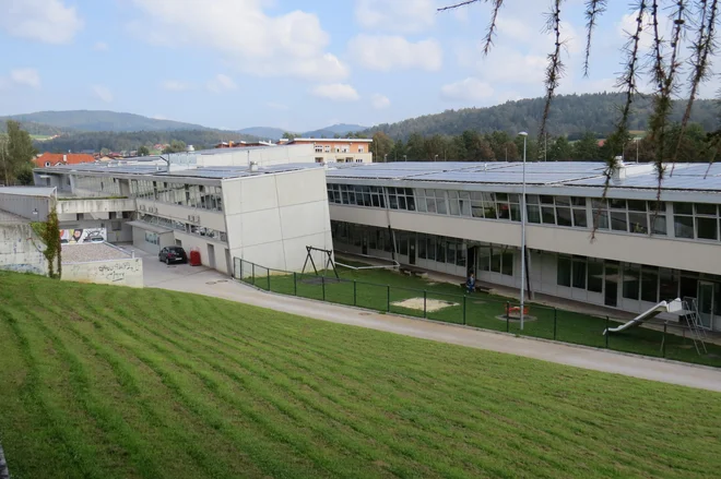 Pred četrt stoletja zgrajena šola v Grosupljem je postala premajhna. FOTO: Bojan Rajšek/Delo
